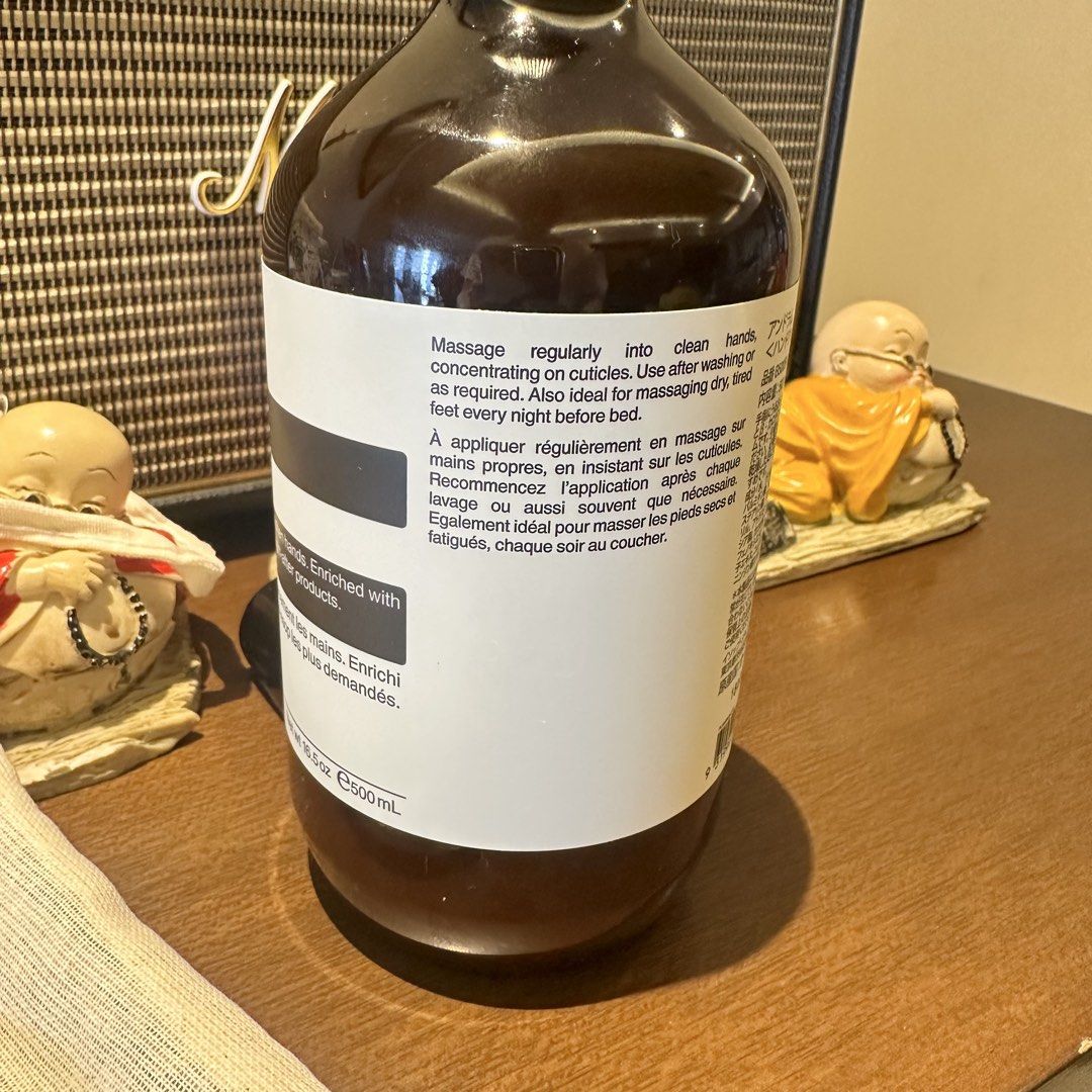Aesop Resurrection Aromatique Hand Balm 500ml (Category: Hands & Nails) located in Manila. Submitted by natalyali (Listing ID 1455290372, Image 3). Description: - Aesop Resurrection Aromatique Hand Balm - Scent: Mandarin Rind, Rosemary Leaf, Cedar Atlas - Effectively hydrates and softens skin - Ideal for dry, tired hands and feet - Use after washing or as needed - Comes with a drawstring pouch.