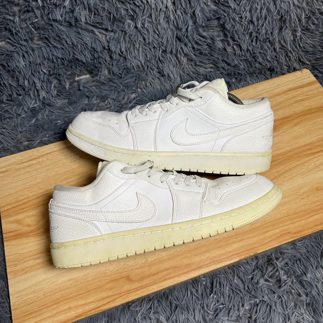 Air Jordan 1 Low Triple White (Category: Sneakers) located in Caloocan City. Submitted by worn.galleria (Listing ID 1455287862, Image 1). Description: Jordan 1 Low Triple White Size: 11 us mens Condition: Good Slight yellowish Pair only Mine: 1,050.