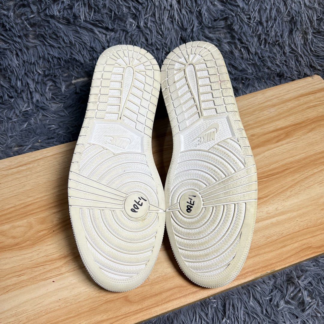 Air Jordan 1 Low Triple White (Category: Sneakers) located in Caloocan City. Submitted by worn.galleria (Listing ID 1455287862, Image 3). Description: Jordan 1 Low Triple White Size: 11 us mens Condition: Good Slight yellowish Pair only Mine: 1,050.