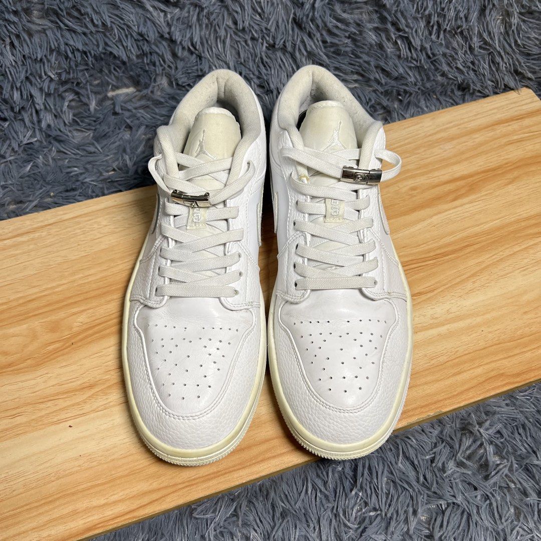 Air Jordan 1 Low Triple White (Category: Sneakers) located in Caloocan City. Submitted by worn.galleria (Listing ID 1455287862, Image 2). Description: Jordan 1 Low Triple White Size: 11 us mens Condition: Good Slight yellowish Pair only Mine: 1,050.