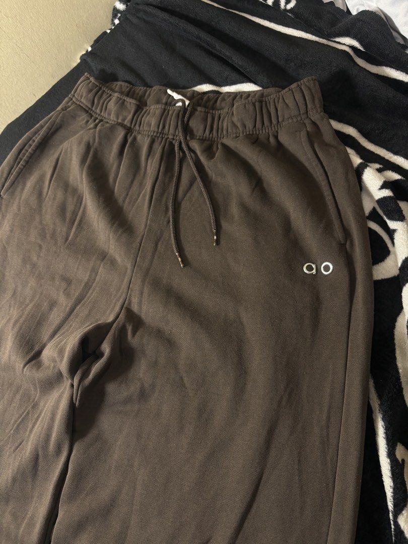 Alo Yoga sweatpants (Category: Activewear) located in Taguig. Submitted by dcltrng. (Listing ID 1455263773, Image 2). Description: - Brand: Alo Yoga - Color: Brown - Size: L/G Waist 28-36 Length 43 Leg opening 10 Issue: logo Perfect condition .
