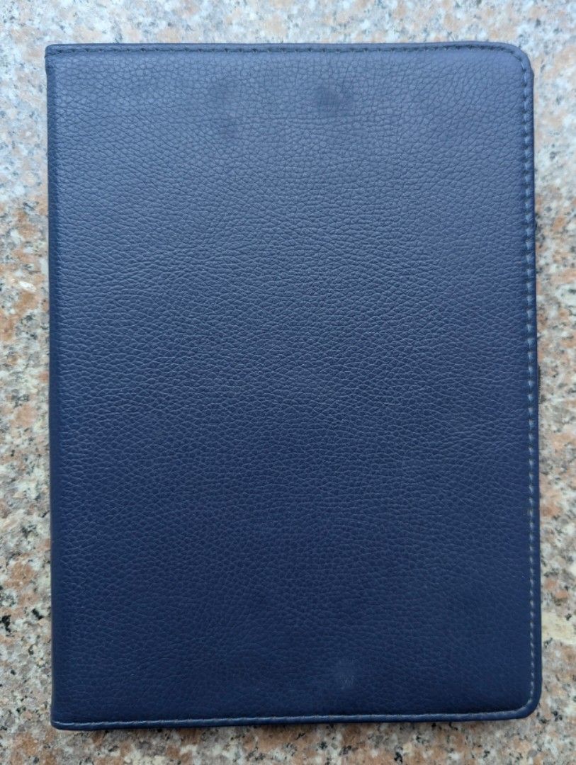 iPad with Case （分類：平板電腦 - iPad）位於 Hong Kong。 由 ripro21 提交（商品編號 1455190829，圖片 1）。簡介： Selling an Apple iPad 6th generation. It's in a blue rotating protective case. Battery life is okay.。