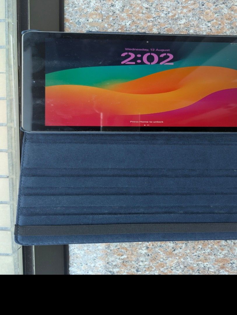 iPad with Case （分類：平板電腦 - iPad）位於 Hong Kong。 由 ripro21 提交（商品編號 1455190829，圖片 3）。簡介： Selling an Apple iPad 6th generation. It's in a blue rotating protective case. Battery life is okay.。