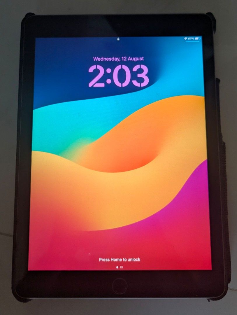 iPad with Case （分類：平板電腦 - iPad）位於 Hong Kong。 由 ripro21 提交（商品編號 1455190829，圖片 2）。簡介： Selling an Apple iPad 6th generation. It's in a blue rotating protective case. Battery life is okay.。