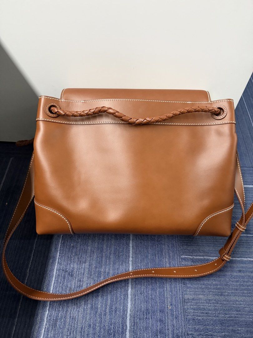 Authentic Bottega Veneta andiamo messenger (Category: Luxury Bags & Wallets) located in Pasig City. Submitted by balenciaga.couture (Listing ID 1455183520, Image 2). Description: with dustbag cards long strap .
