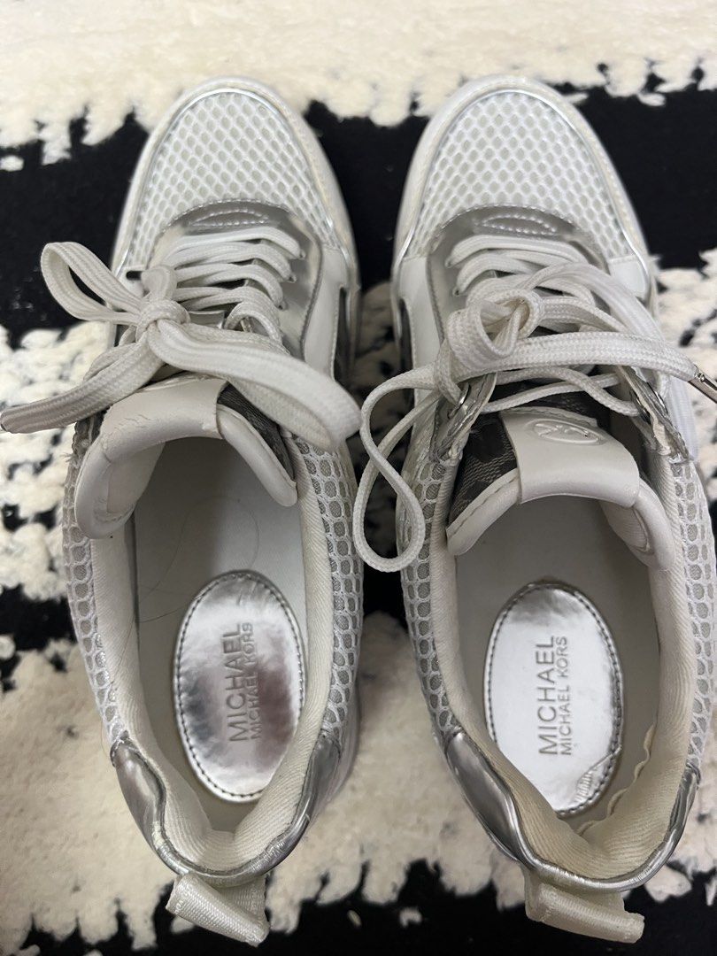 AUTHENTIC MICHAEL KORS WHITE RUBBER SHOES ✨ (Category: Sneakers & Footwear) located in Paranaque City. Submitted by princessann0721 (Listing ID 1455278169, Image 3). Description: .
