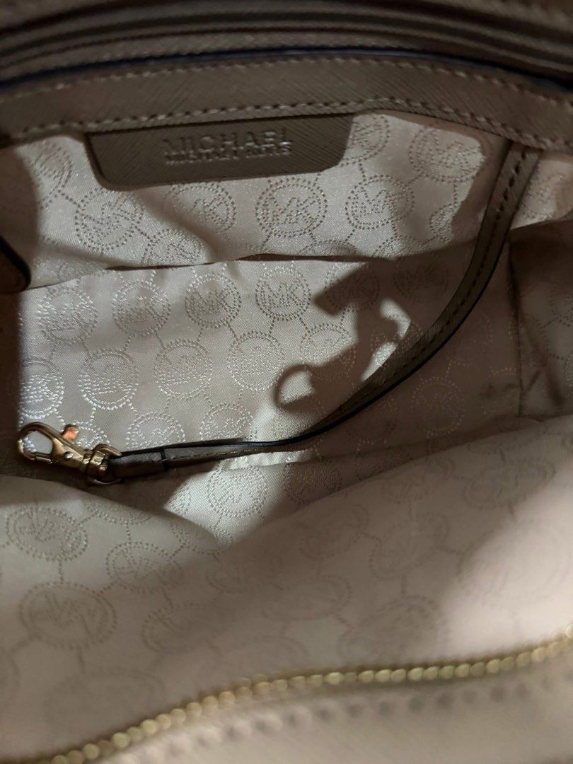 Authentic mk sling bag (Category: Luxury Bags & Wallets) located in Quezon City. Submitted by rych0799 (Listing ID 1441211615, Image 3). Description: Condition:9/10.