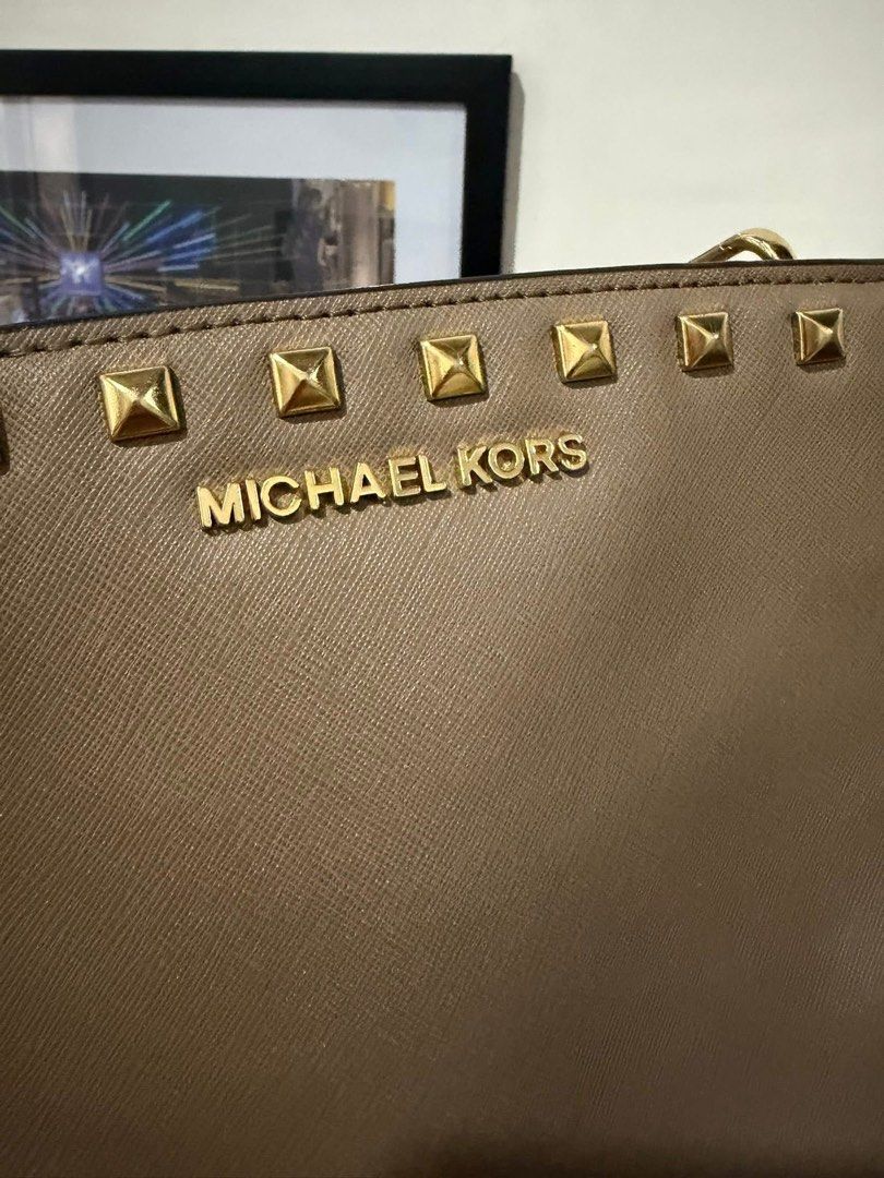 Authentic mk sling bag (Category: Luxury Bags & Wallets) located in Quezon City. Submitted by rych0799 (Listing ID 1441211615, Image 2). Description: Condition:9/10.