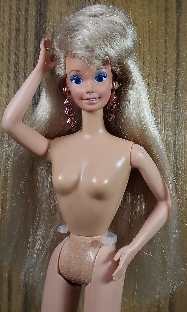 Barbie Sparkle Eyes Doll (Category: Kids Toys) located in Meycauayan. Submitted by golly_gee (Listing ID 1455259514, Image 1). Description: Barbie Sparkle Eyes doll as is Nvde only stand not included pay: Gcash ship: JNT.
