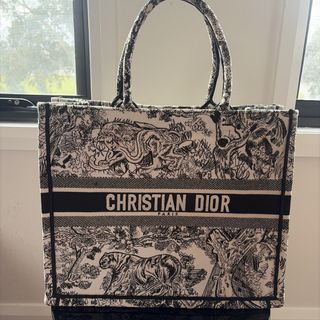 (Category: ) located in . Submitted by shopmycloset77 (Listing ID 1455203307, Image 1). Description: .