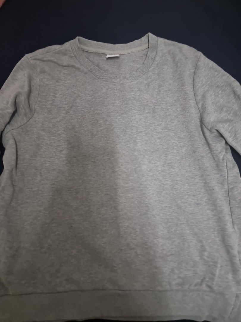 Bossini (Large) Grey Crewneck Sweatshirt (Category: Coats, Jackets and Outerwear) located in Manila. Submitted by themvi (Listing ID 1455261404, Image 1). Description: - Classic grey crewneck sweatshirt - Long sleeves for comfort and warmth - Versatile piece for layering or standalone wear - Effortlessly pairs with any bottoms - Ideal for everyday casual outfits.