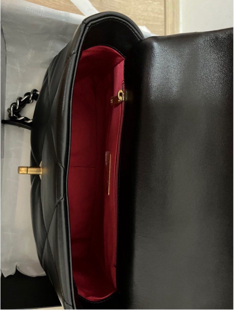 Chanel 19 Small （分類：手袋及銀包）位於 Hong Kong。 由 eclook2 提交（商品編號 1455148801，圖片 3）。簡介： 全新Chanel 19 Small bag 購自海港城Chanel 專門店 昌片款。全套原裝出售 可以自費陪驗 。 原價4萬幾買入 現在專門店賣緊$57300 。