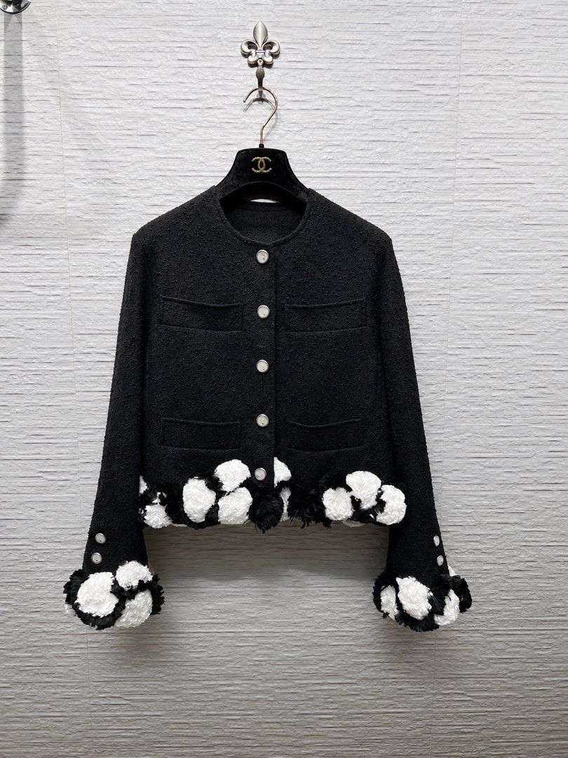 ⚜️Chanel Tweed Jacket (Category: Luxury Apparel) located in Makati City. Submitted by 90sangel (Listing ID 1455189583, Image 1). Description: .