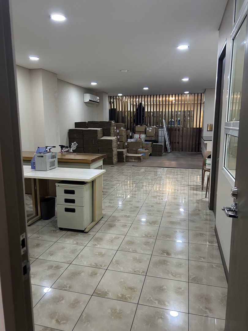 Clean storage/office/studio (Category: Commercial) located in Quezon City. Submitted by favourite_things (Listing ID 1455198676, Image 2). Description: Open space with aircon, office tables and chairs Reception window 1 clean toilet Kitchenette with sink Wide gate and driveway for 40ft container Parking for a fee.