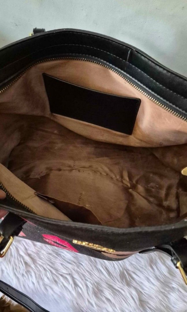 Coach Black and Pink Lips Tote Bag (Category: Luxury Bags & Wallets) located in Quezon City. Submitted by shynp (Listing ID 1455268437, Image 2). Description: 💋 Black & Pink Lips Tote Bag 🖤💗 Fun, stylish, and definitely a statement piece! Perfect if you love a cute Y2K-inspired look. ✨ • Spacious tote design • Black body with pink lip print • Structured shape • Adjustable handles • Perfect for everyday use 📩 DM to order/inquire 📦 Shipping av