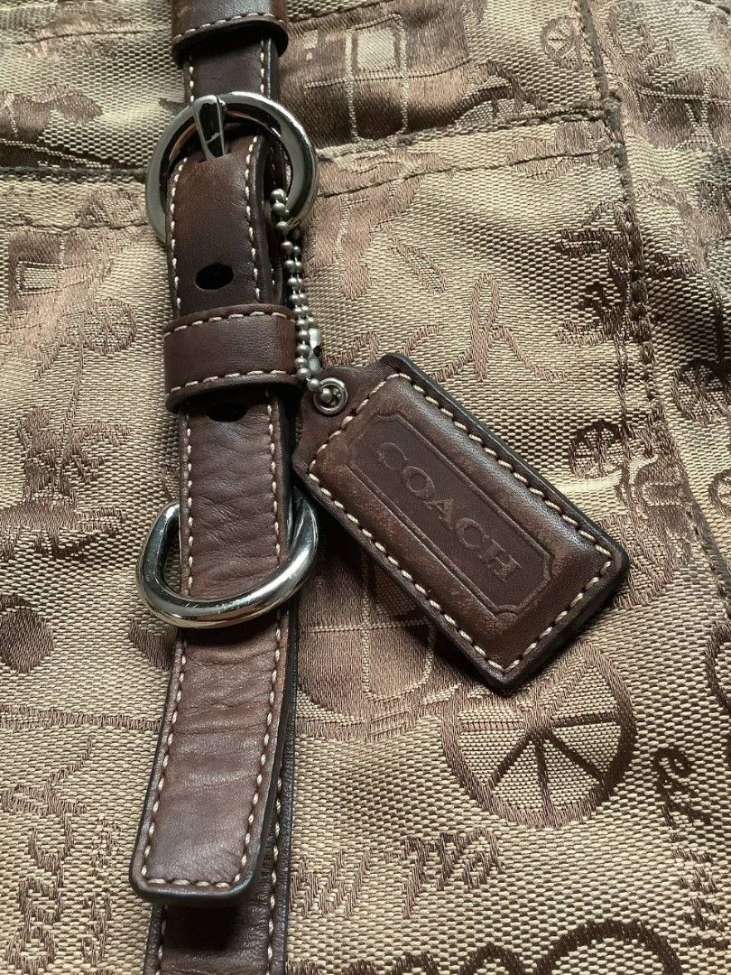 Coach Chelsea 2 Way Tote Bag (Category: Luxury Bags & Wallets) located in Canaman. Submitted by stayhypethrifted (Listing ID 1455264200, Image 2). Description: 100% Authentic.