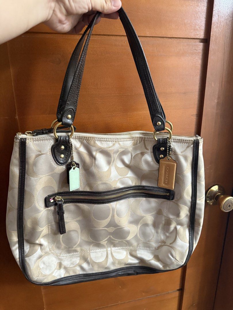Coach Signature Tote Bag (Category: Luxury Bags & Wallets) located in Santa Maria. Submitted by venceresyl11514 (Listing ID 1455207304, Image 1). Description: Classic Coach tote bag with signature pattern. Tan and beige color. Leather trim and handles. Zipper closure on top. Front zipper pocket. Comes with Coach hang tags. Great everyday bag. Original .
