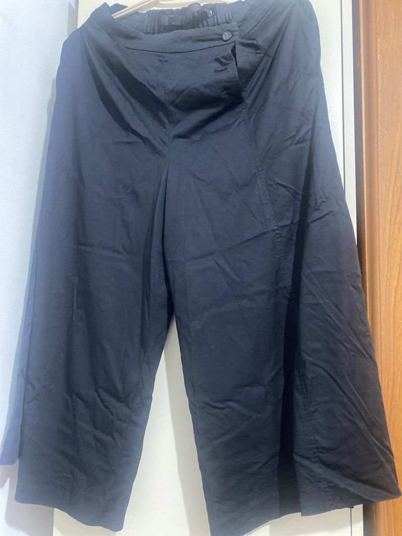 COS Black Wide Leg Culottes Cropped Pants (Category: Other Bottoms) located in Manila. Submitted by nullahstore (Listing ID 1455249752, Image 1). Description: - COS black culottes - Wide leg, cropped style - Side button closure - Comfortable cotton-like material - Versatile for casual or dressed-up looks.