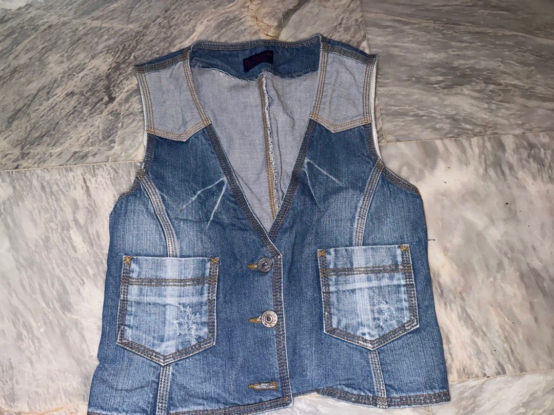 Cute Denim Top (Category: Sleeveless) located in Cainta. Submitted by veronicasdeclutter (Listing ID 1455222793, Image 1). Description: Size:Small.