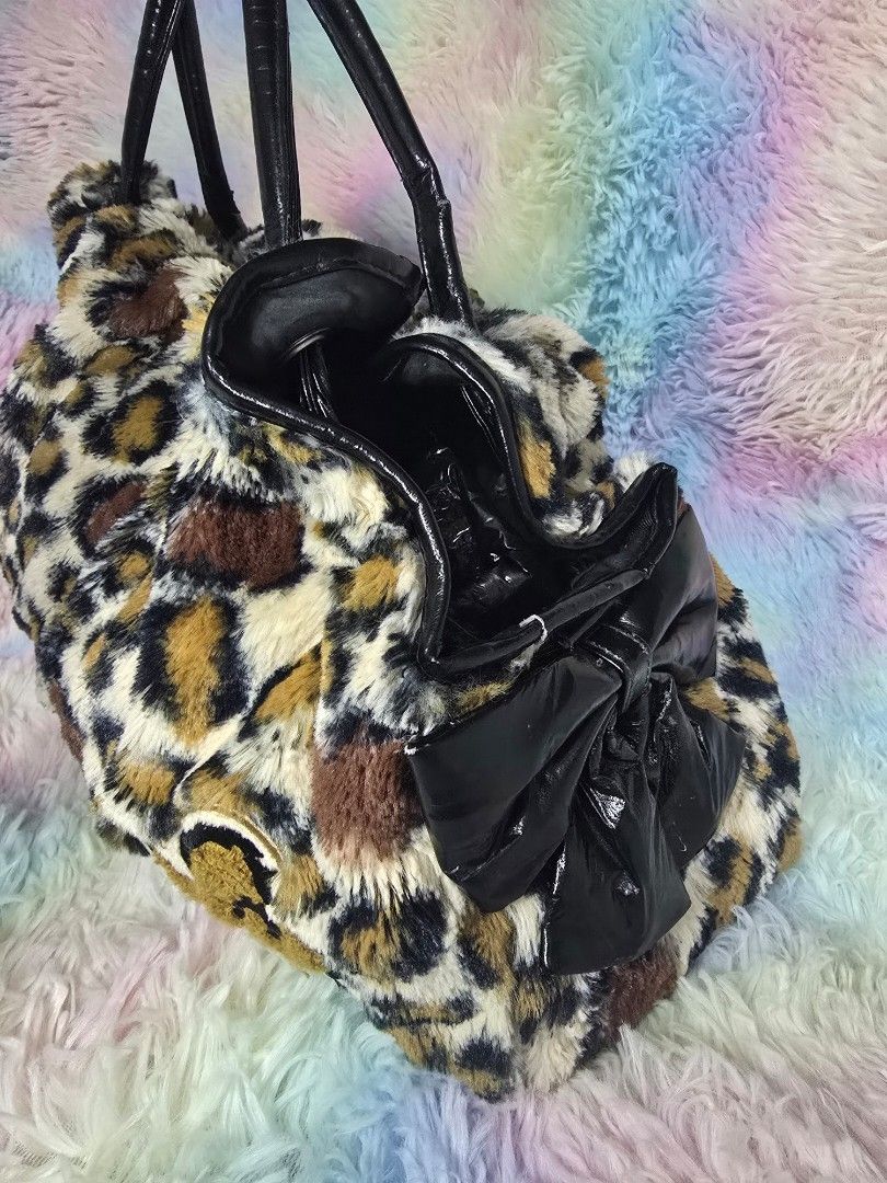 Diswany See fur leopard print bag (Category: Shoulder Bags) located in Baguio. Submitted by az_2228 (Listing ID 1455172780, Image 3). Description: • with flaws (check pics).
