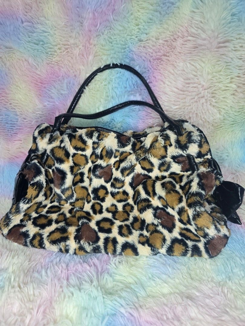 Diswany See fur leopard print bag (Category: Shoulder Bags) located in Baguio. Submitted by az_2228 (Listing ID 1455172780, Image 1). Description: • with flaws (check pics).