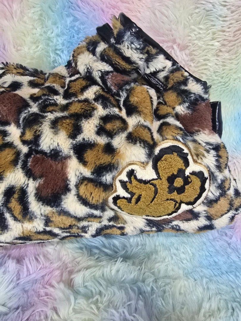 Diswany See fur leopard print bag (Category: Shoulder Bags) located in Baguio. Submitted by az_2228 (Listing ID 1455172780, Image 2). Description: • with flaws (check pics).