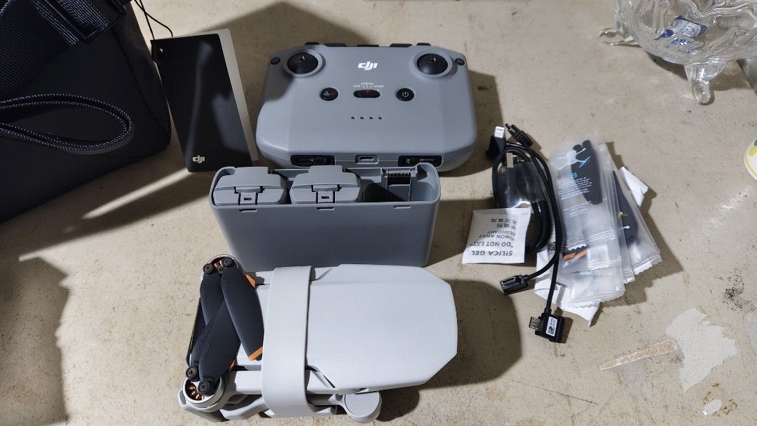 DJI Mini 4K Drone Fly More Combo (Category: Drones) located in Quezon City. Submitted by magicseed1976 (Listing ID 1455254789, Image 2). Description: - DJI Mini 4K Drone Fly More Combo - Includes: Drone, Controller, Charging Hub, Extra Batteries, Carrying Bag - Ideal for stunning aerial photography and videography - Lightweight and highly portable design - Ready for your next adventure! brand new item hindi ko pa nagamit iyan kahit minsan nabuksa