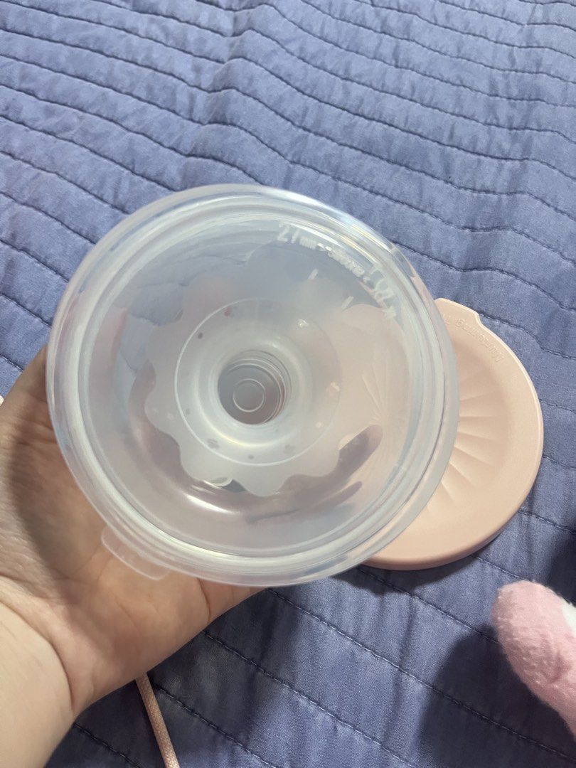 Dr Isla EB30 Cup with Dust Cover (Category: Breastfeeding & Bottle Feeding) located in Makati City. Submitted by alixxm (Listing ID 1455244756, Image 1). Description: Like new: only used 3 times ‼️ No motor, replacement cup only Parts are complete Reason for selling: Motor pump broke Location: Poblacion Makati.