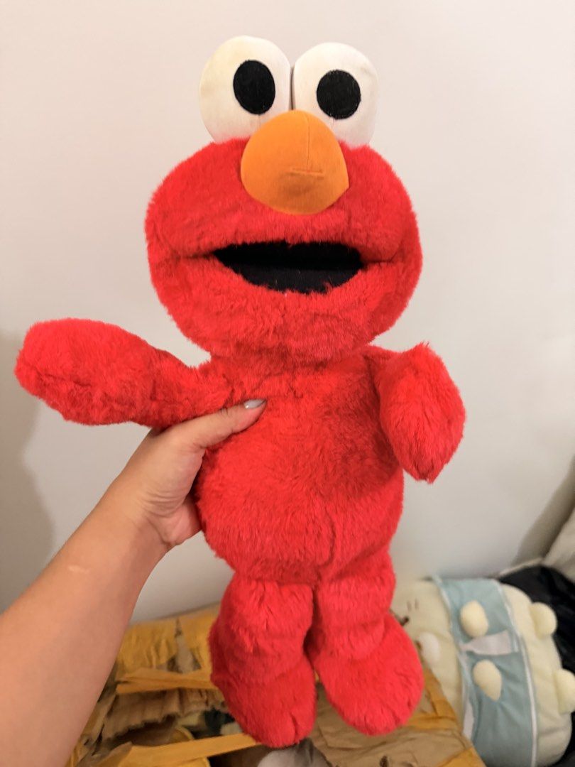 Elmo Sesame Street Plush Toy (Category: Plushies & Soft Toys) located in Quezon City. Submitted by cookiecreammm (Listing ID 1455303654, Image 2). Description: Issue- batt op but not functioning .