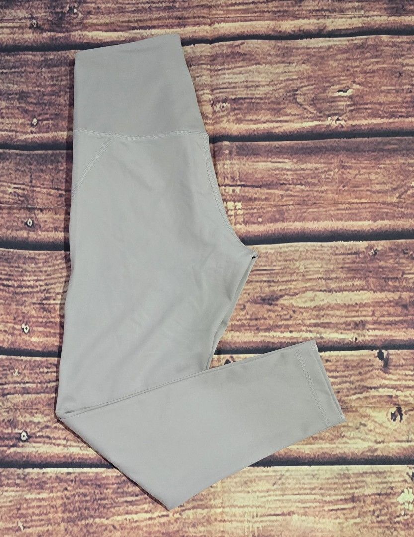 Girlfriend Collective Compressive Hi Rise 7/8 (Category: Activewear) located in La Trinidad. Submitted by outfitt (Listing ID 1455232692, Image 3). Description: size small HIGH rise ❌️ NO to LOW ballers.PLEASE.