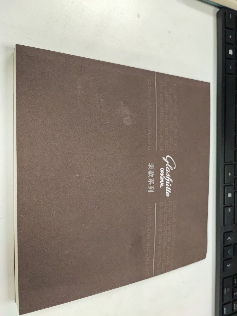Glashutte Original （分類：雜誌）位於 Hong Kong。 由 jadecollectorhk 提交（商品編號 1455168722，圖片 1）。簡介： 大家好呢本係德國頂級腕錶品牌GlashütteOriginal嘅目錄，裡面介紹咗佢哋一系列精緻嘅腕錶，包括SenatorChronometerRegulator同PanoLunarTourbillon等等目錄裡面有詳細嘅產品介紹、高清圖片同埋技術規格，絕對係鐘錶收藏家或者想深入了解呢個品牌嘅朋友嘅寶貝雖然係一本目錄，但佢嘅印刷質素同埋設計都非常出色，絕對值得收藏有興趣嘅朋友可以約喺金鐘站至上水沿線交收，星期一至五都可以㗎。