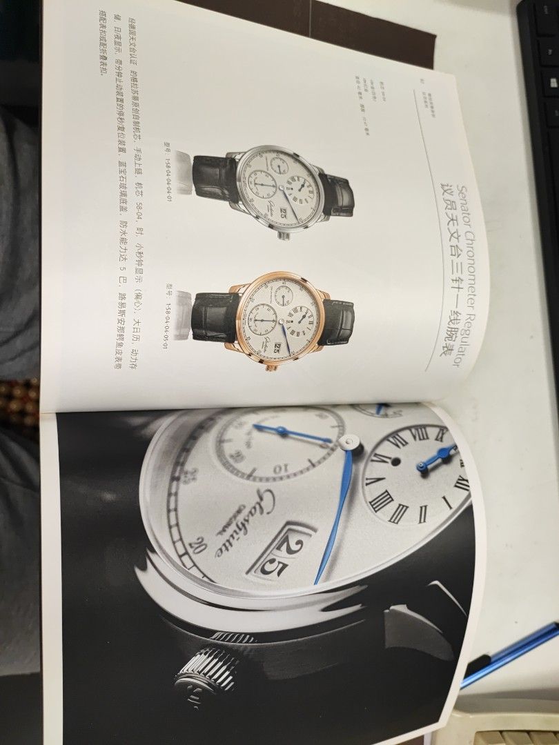 Glashutte Original （分類：雜誌）位於 Hong Kong。 由 jadecollectorhk 提交（商品編號 1455168722，圖片 3）。簡介： 大家好呢本係德國頂級腕錶品牌GlashütteOriginal嘅目錄，裡面介紹咗佢哋一系列精緻嘅腕錶，包括SenatorChronometerRegulator同PanoLunarTourbillon等等目錄裡面有詳細嘅產品介紹、高清圖片同埋技術規格，絕對係鐘錶收藏家或者想深入了解呢個品牌嘅朋友嘅寶貝雖然係一本目錄，但佢嘅印刷質素同埋設計都非常出色，絕對值得收藏有興趣嘅朋友可以約喺金鐘站至上水沿線交收，星期一至五都可以㗎。