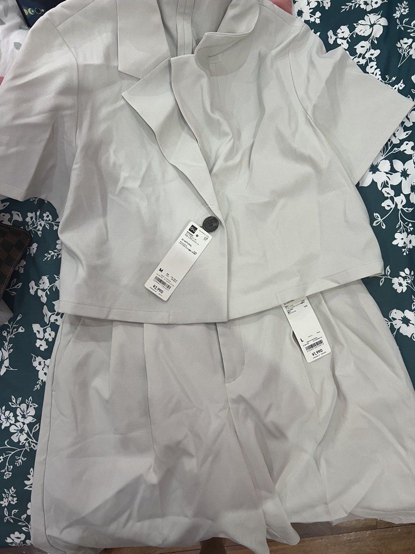 GU Japan Coordinates Set Medium Top Large Bottom BNWT (Category: Sets or Coordinates) located in Ipil. Submitted by ipilcity (Listing ID 1455205422, Image 2). Description: .