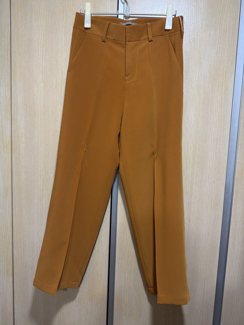 High Waist Brown Wide Leg Pants (Medium) (Category: Other Bottoms) located in Pasig City. Submitted by mrssalapi (Listing ID 1455157242, Image 1). Description: - Stylish brown wide leg pants - High-waisted design - Zipper and button closure - Functional side pockets - Fabric with excellent drape - Versatile for casual or work outfits - Easy to pair with various tops.