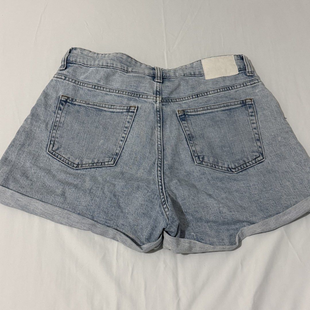 H&M Denim Mom Shorts (Category: Shorts) located in Kawit. Submitted by grazielaa (Listing ID 1455240436, Image 2). Description: RFS: decluttering.