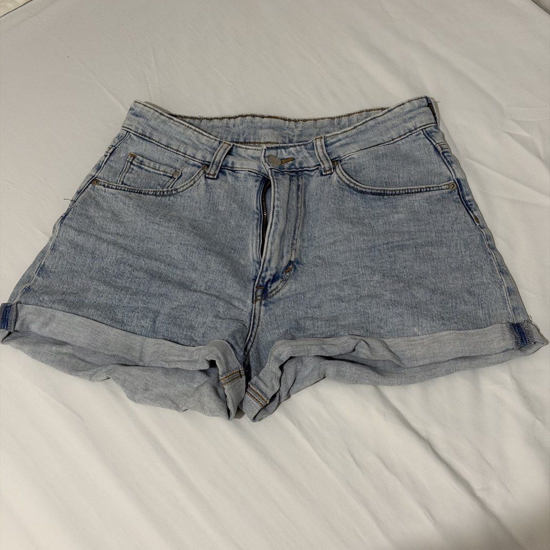 H&M Denim Mom Shorts (Category: Shorts) located in Kawit. Submitted by grazielaa (Listing ID 1455240436, Image 1). Description: RFS: decluttering.