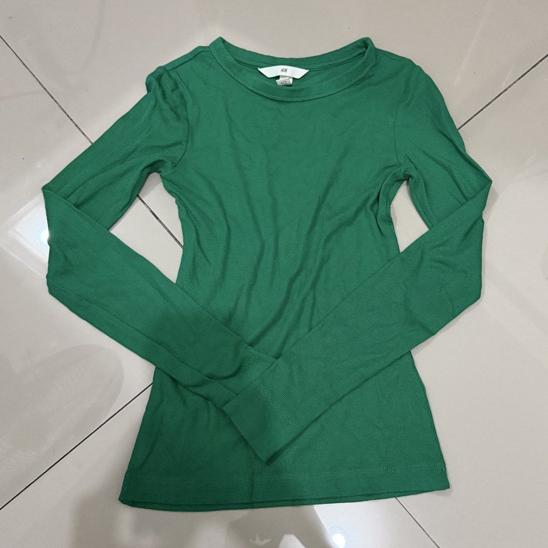 H&M Ribbed Long Sleeve Top Green (Category: Longsleeves) located in Taguig. Submitted by riyahkh (Listing ID 1455244789, Image 3). Description: Crew neck style! Soft and stretchy material. Versatile: great for layering or wearing on its own. Fits XS-S. Helping Tags: Zara, Mango, Bershka, Cotton On, Stradivarius, Pull&Bear.