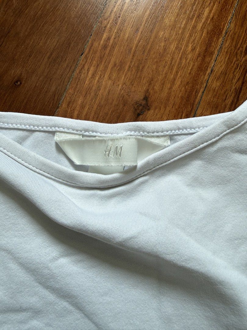 h&m white basic cami (Category: Sleeveless) located in Singapore. Submitted by hxqye (Listing ID 1455198320, Image 2). Description: tagged size s ptp 35-50cm ld from strap 38cm worn many times but still in ok condi self collect free tracked mail +$3 .
