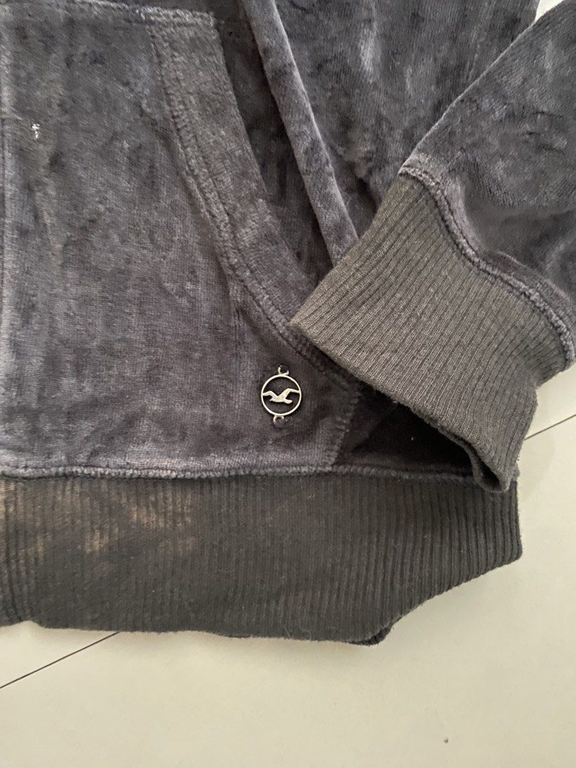 HOLLISTER y2k track suit (Category: Activewear) located in Cavite. Submitted by gedom (Listing ID 1455170117, Image 3). Description: HOLLISTER SIZE SMALL Size small Excellent condition Issue Stain sa baba The rest is excellent Offer lang Dasma cavite.