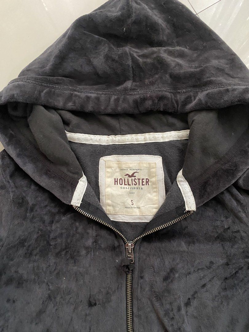 HOLLISTER y2k track suit (Category: Activewear) located in Cavite. Submitted by gedom (Listing ID 1455170117, Image 2). Description: HOLLISTER SIZE SMALL Size small Excellent condition Issue Stain sa baba The rest is excellent Offer lang Dasma cavite.