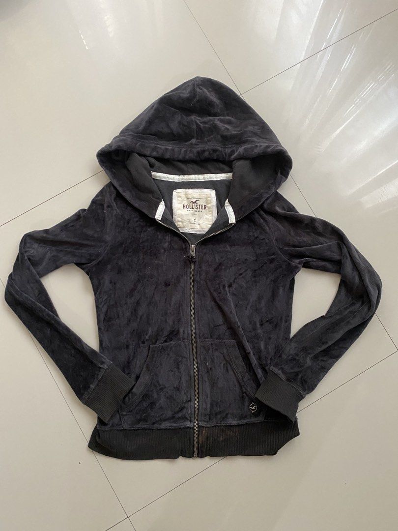 HOLLISTER y2k track suit (Category: Activewear) located in Cavite. Submitted by gedom (Listing ID 1455170117, Image 1). Description: HOLLISTER SIZE SMALL Size small Excellent condition Issue Stain sa baba The rest is excellent Offer lang Dasma cavite.