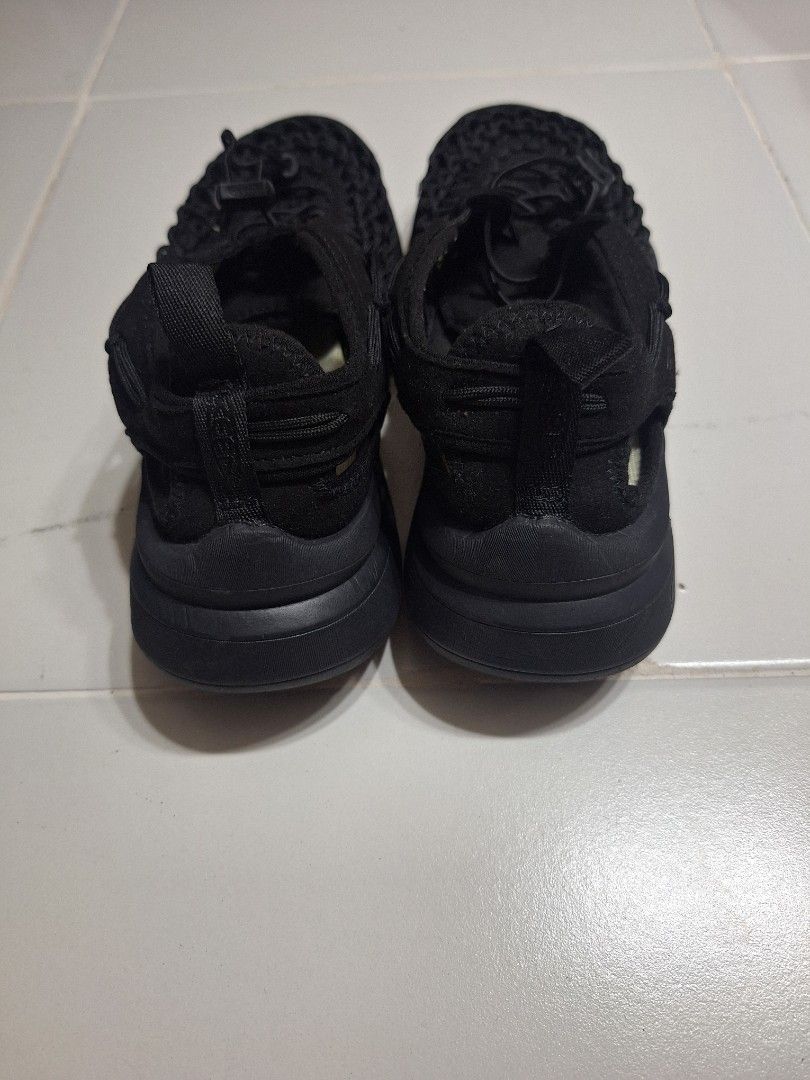 KEEN Black Water Sandals Size 39 (Category: Other Sports Equipment and Supplies) located in Las Pinas. Submitted by second.founds (Listing ID 1455247719, Image 3). Description: - KEEN sandals in black size 39 - Ideal for outdoor adventures and casual wear - Features a secure bungee lacing system - Durable rubber outsole for excellent traction - Comfortable and versatile design -Box not included -price negotiable.