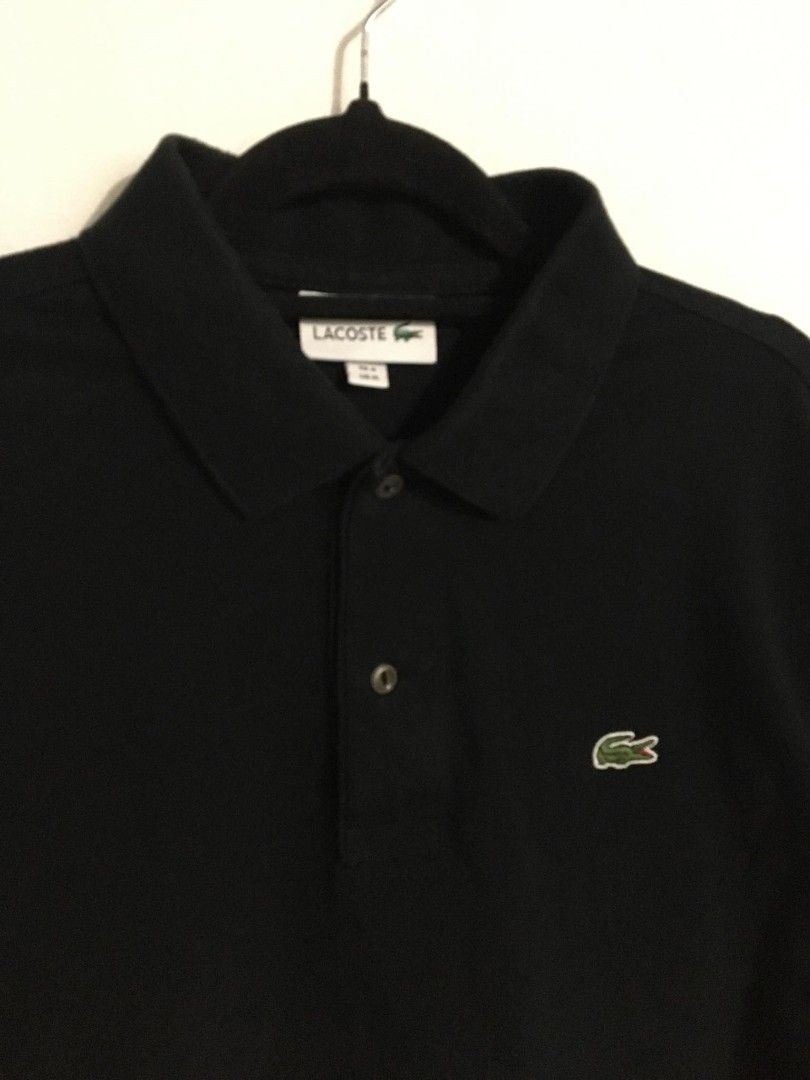 Lacoste Black Polo Shirt - Size M (Category: Tshirts & Polo Shirts ) located in Toledo. Submitted by mrb.thrift (Listing ID 1455296645, Image 1). Description: - Classic black Lacoste polo shirt - Features iconic crocodile logo on chest - Made from 100% cotton - Size: FR 4 (fits US Medium) - Versatile for casual or smart-casual wear DIMES:20-22*27 ASNEW CONDITION .