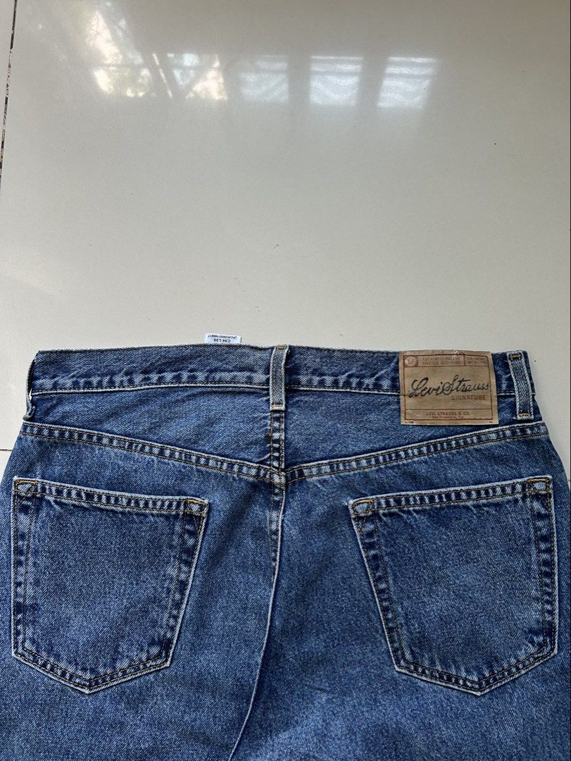 Levis Strauss Signature W34L30 (Category: Jeans) located in Cebu City. Submitted by recypparel (Listing ID 1455268898, Image 3). Description: Excellent crispy condition W34 L30 Opening-9.5 Regular Fit ₱699 obo 📍Cebu City.