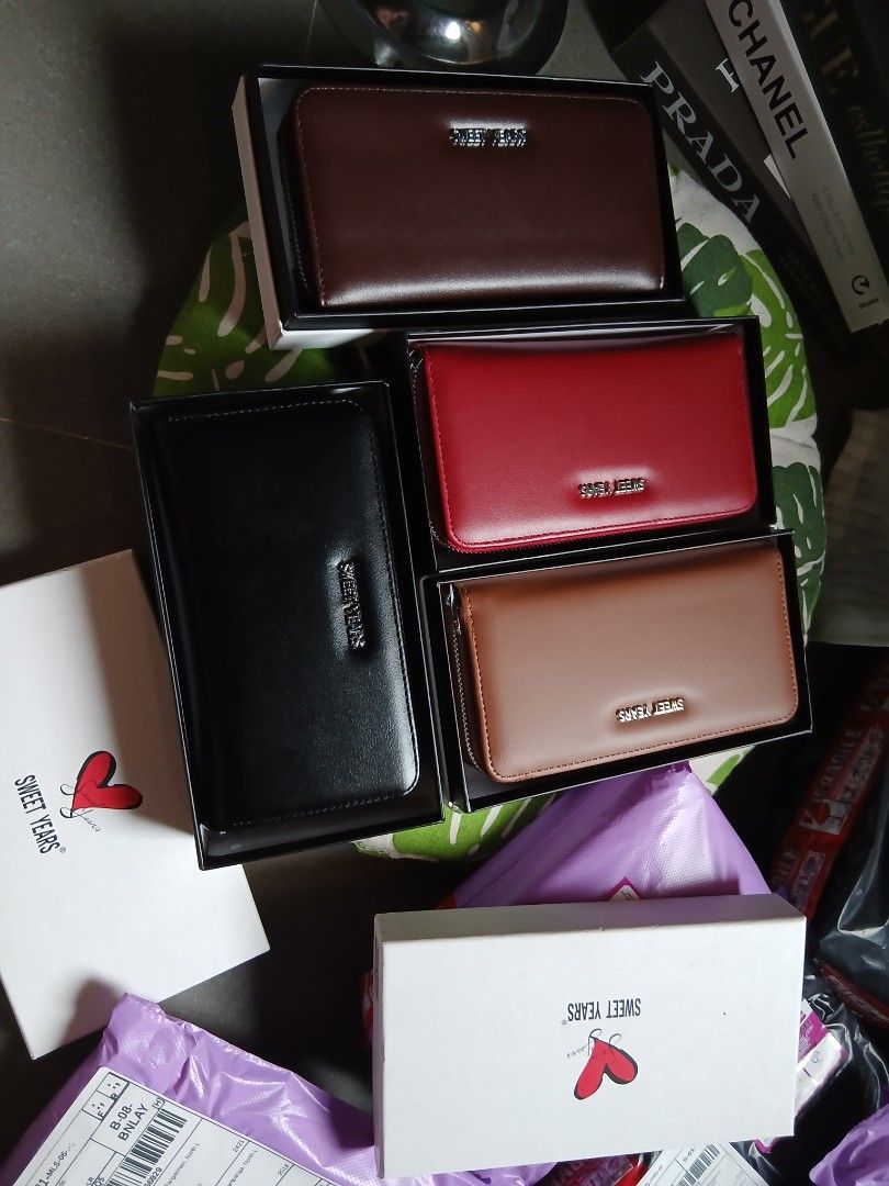Long Italian brand wallet (Category: Wallets & Card holders) located in Macabebe. Submitted by collectionspurses (Listing ID 1455317295, Image 2). Description: brand new, so classy look. limited only. last 4 pcs. imported. wala ganto sa ph mga mii.