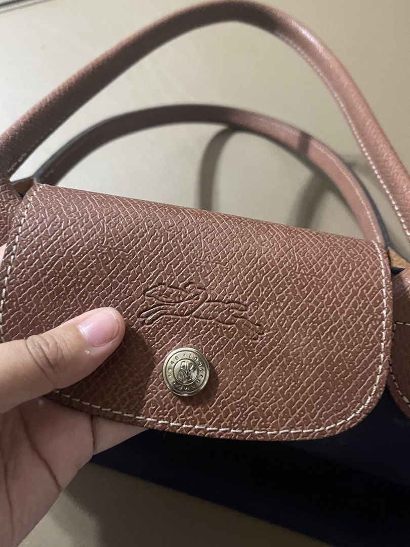 Longchamp Le Pliage Nylon Bag in Medium size Navy Blue (Category: Shoulder Bags) located in Paranaque City. Submitted by lovenclutter (Listing ID 1455234473, Image 3). Description: - very useful for everyday and school essentials - no major flaws except some scratches but di naman ganon ka major, pwede pa ata malinis - the seller i got it from said it was preloved, not sure if a/u/t/h, pls manage your expectations hence the price - medium size la