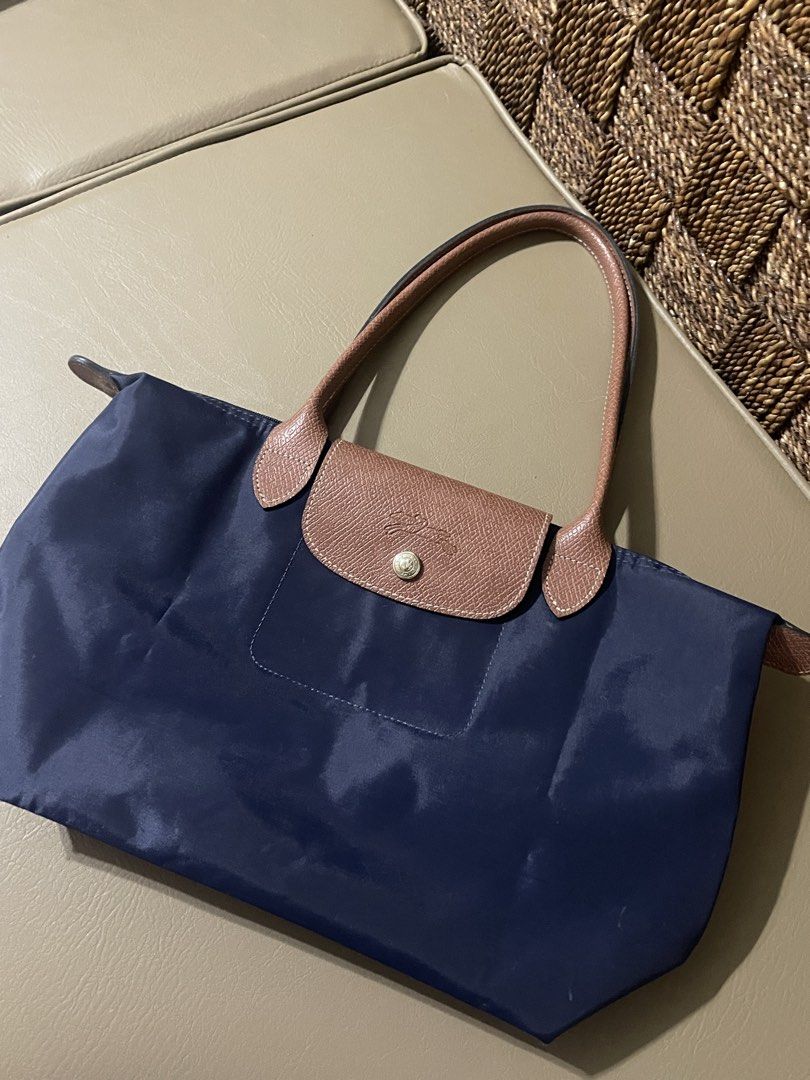 Longchamp Le Pliage Nylon Bag in Medium size Navy Blue (Category: Shoulder Bags) located in Paranaque City. Submitted by lovenclutter (Listing ID 1455234473, Image 2). Description: - very useful for everyday and school essentials - no major flaws except some scratches but di naman ganon ka major, pwede pa ata malinis - the seller i got it from said it was preloved, not sure if a/u/t/h, pls manage your expectations hence the price - medium size la