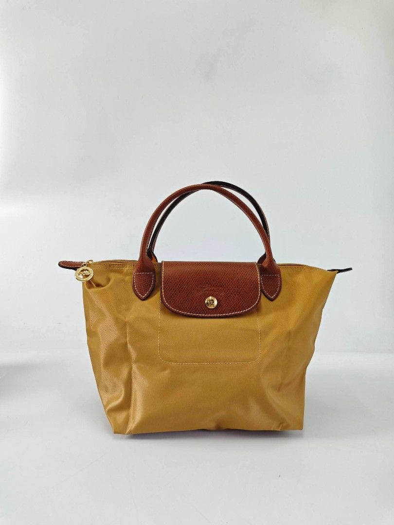 LONGCHAMP le pliage small short handle desert and cognac (Category: Tote Bags) located in Quezon City. Submitted by brittneytan (Listing ID 1455222347, Image 2). Description: .