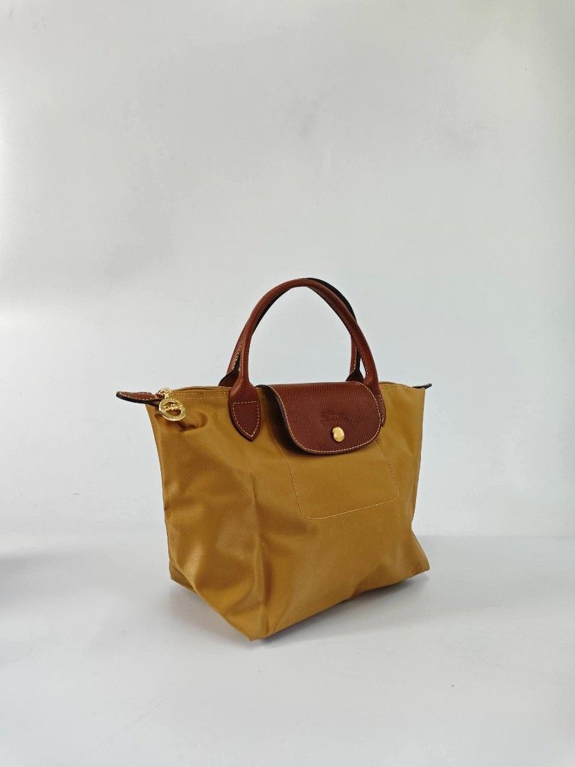 LONGCHAMP le pliage small short handle desert and cognac (Category: Tote Bags) located in Quezon City. Submitted by brittneytan (Listing ID 1455222347, Image 3). Description: .