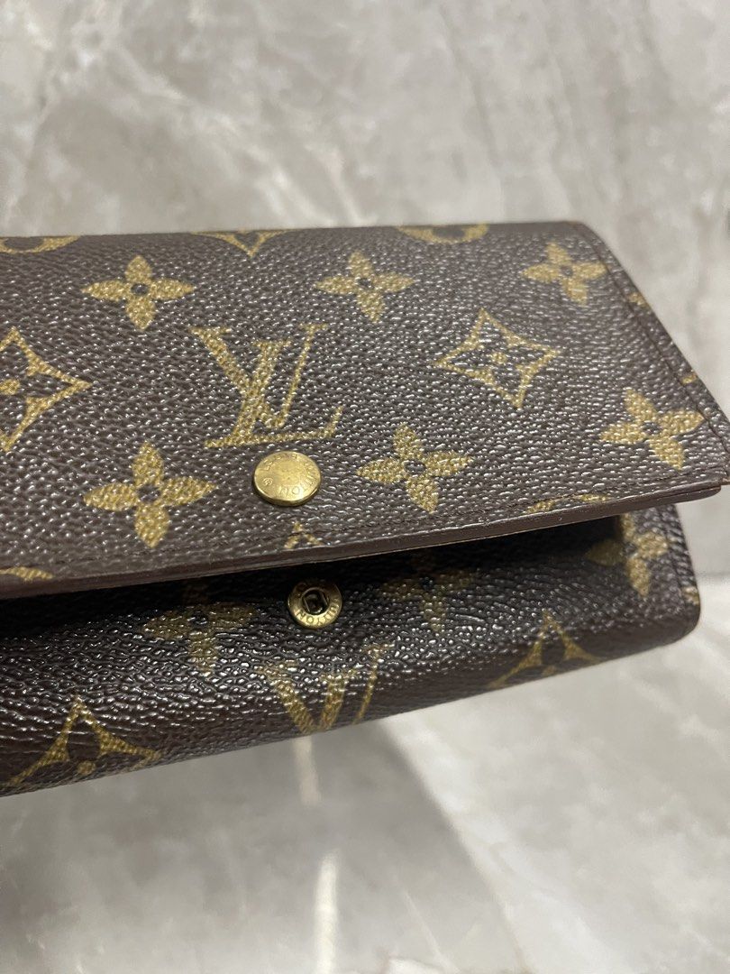 Louis Vuitton Monogram Canvas (Category: Luxury Bags & Wallets) located in Calaca. Submitted by cesium.137 (Listing ID 1455255445, Image 2). Description: - Authentic Louis Vuitton Monogram Key Holder - Classic Monogram Canvas - Holds up to 6 keys - Secure snap button closure - Made in Spain - Perfect for stylish key organization Price: ₱6,000 📍Batangas.